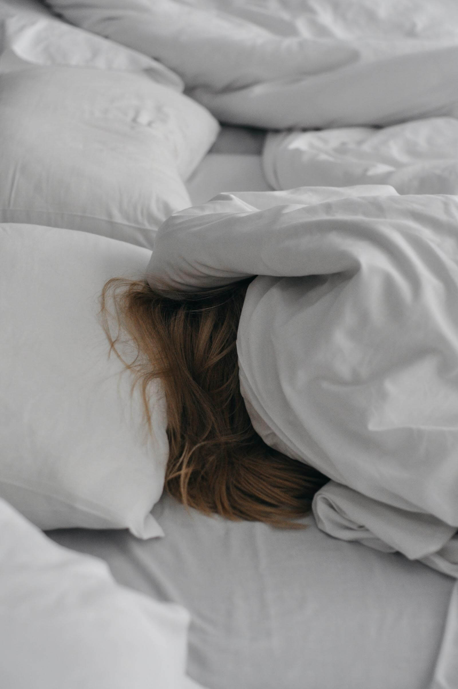 Frau verkriecht sich in Bett, weil Heuschnupfen-Symptome zu stark sind