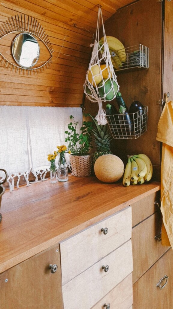 Ausgebaute Küche in Campervan für entspanntes Vanlife
