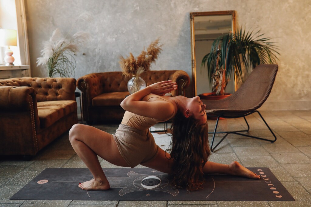 Junge Frau übt sich beim Yoga in Achtsamkeit