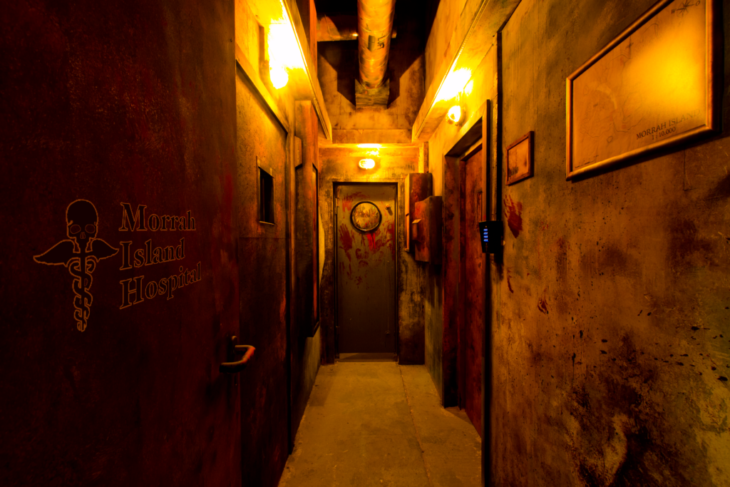 Tür des Morrah Island Escape Rooms mit Blutflecken
