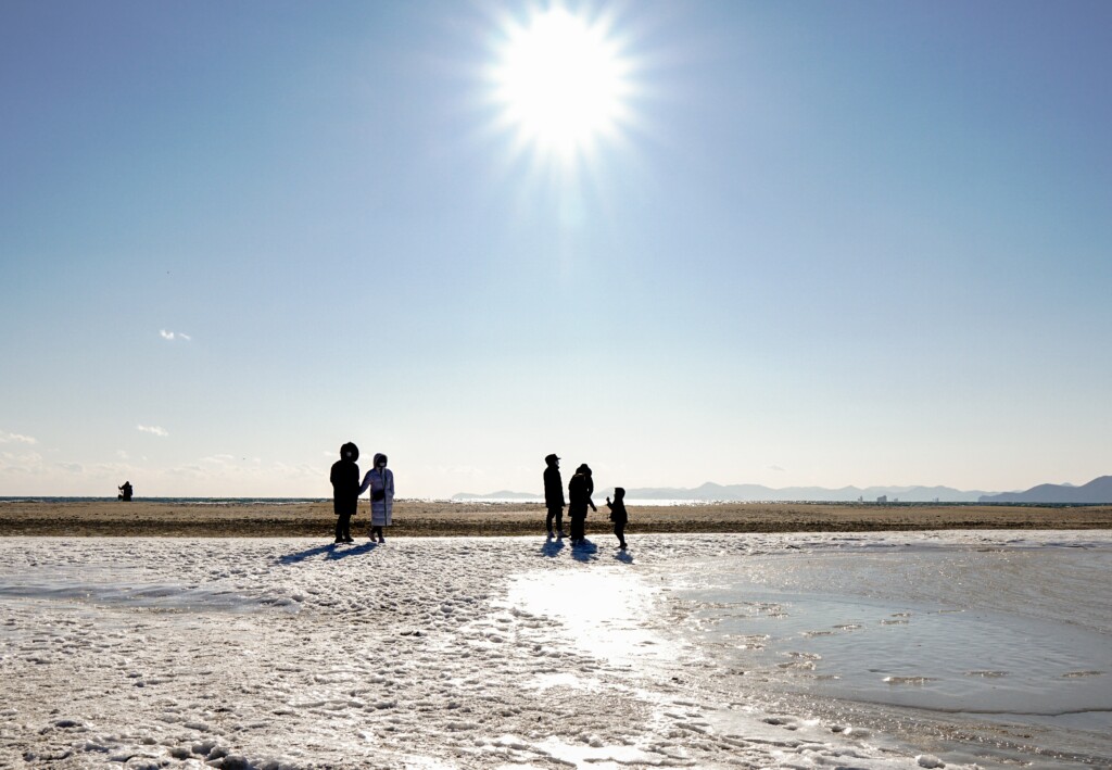 Ein Familienausflug ins Watt ist eine tolle Outdoor-Aktivität für den Winter