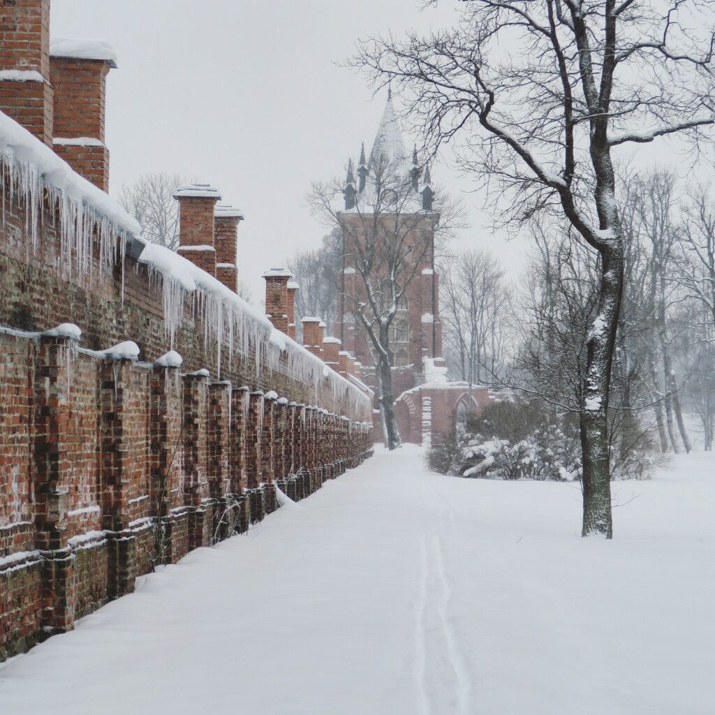 Outdoor Escape Game in einer verschneiten Altstadtkulisse bietet sich als Familienaktivität in Niedersachsen im Winter an
