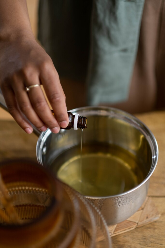 DIY Anleitung zum selbst anmischen von Massageöl im Kochtopf
