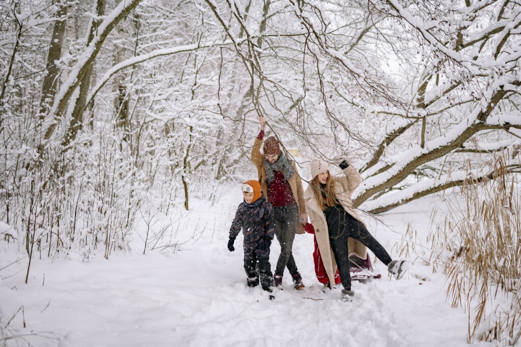 Familie macht Ausflug draußen im Schnee