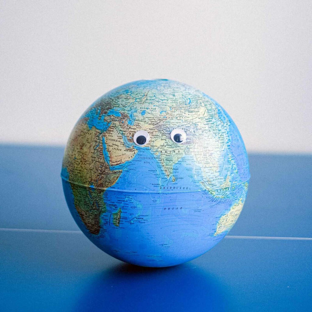 Globus mit Augen freut sich über oekologisches Brainfood